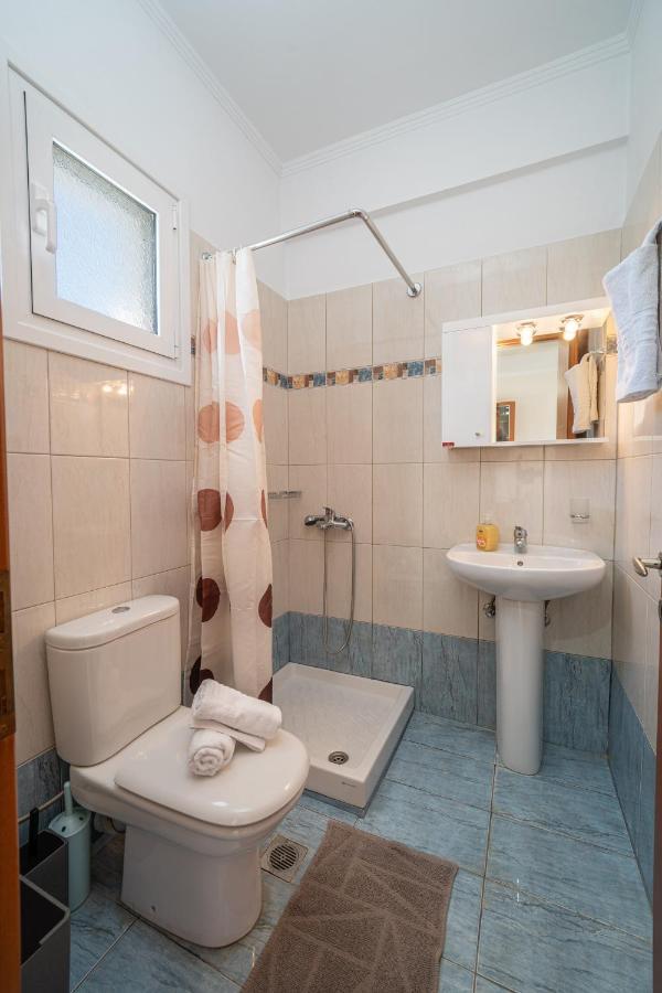 John'S Studios Karavomylos Bagian luar foto